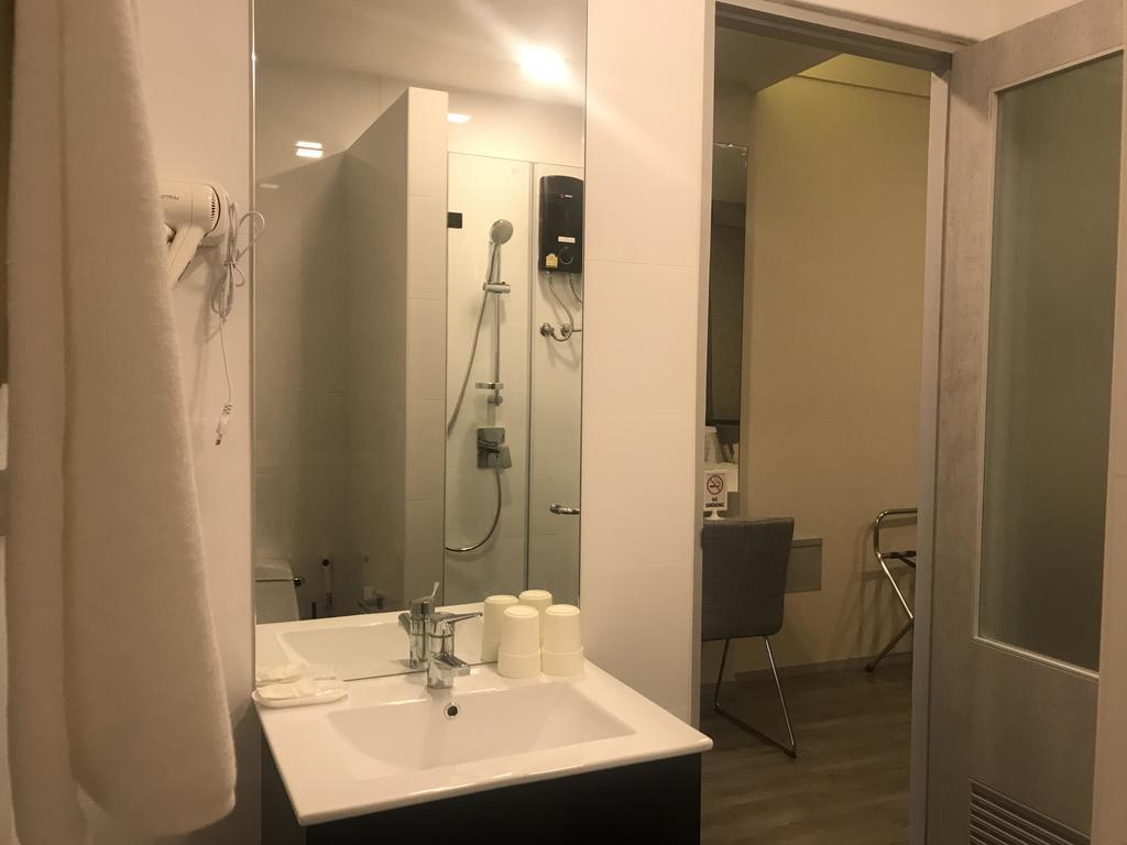 Ratchadamnoen Residence Бангкок Номер фото